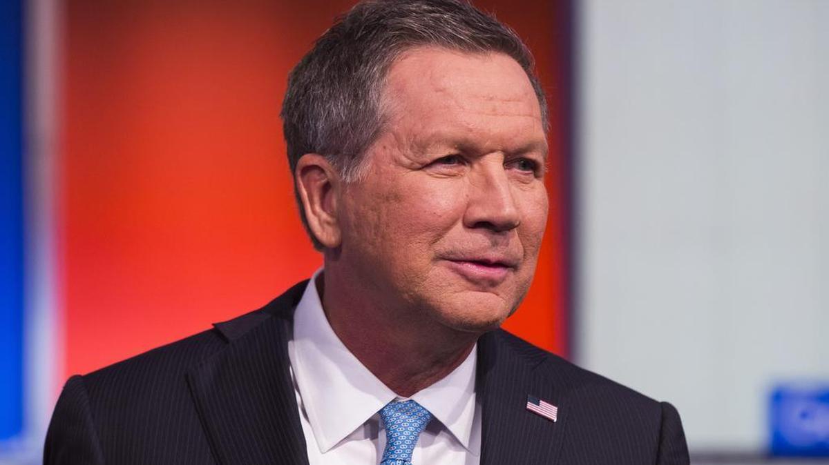 El exgobernador de Ohio John Kasich participa un debate de candidatos presidenciales del partido Republicano, organizado por la cadena Fox News y Google, hoy, jueves 28 de enero de 2016, en el Centro de Eventos Iowa en Des Moines, Iowa (EE.UU.). Las elecciones primarias de Iowa son la primera prueba para los candidatos en su camino de conseguir la nominación de su partido.