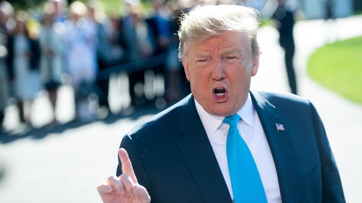 El presidente de los Estados Unidos, Donald Trump, habla con la prensa antes de partir en Marine One desde el Jardín Sur de la Casa Blanca en Washington, DC, el 10 de abril de 2019, mientras viaja a Texas para hablar sobre la economía y asistir a eventos políticos.