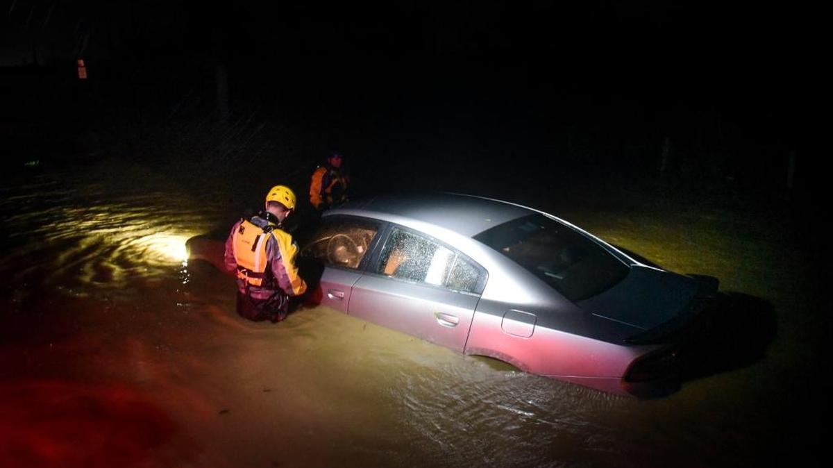Personal de rescate investiga un auto en medio de la inundación en Fajardo, Puerto Rico, el 6 de septiembre.