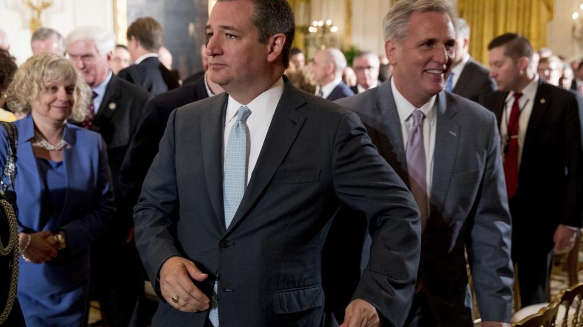 El senador Ted Cruz (centro), una pieza clave en la modificación del programa de salud Obamacare.