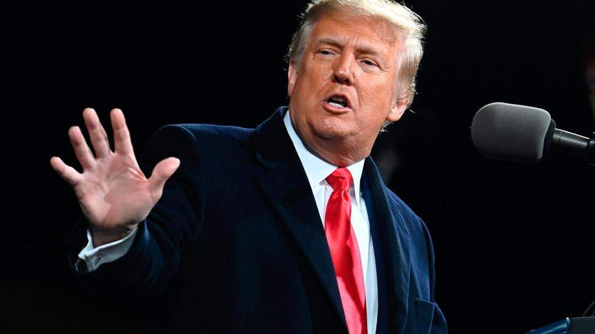 El presidente de los Estados Unidos, Donald Trump, hace gestos mientras habla en un mitin para apoyar a los candidatos republicanos al Senado en el aeropuerto regional de Valdosta en Valdosta, Georgia el 5 de diciembre de 2020. - El presidente Donald Trump se aventura el sábado a salir de Washington para su primera aparición política desde su derrota electoral Joe Biden, haciendo campaña en Georgia, donde dos carreras de desempate decidirán el destino del Senado de los Estados Unidos. (Foto de Andrew CABALLERO-REYNOLDS / AFP) (Foto de ANDREW CABALLERO-REYNOLDS / AFP vía Getty Images).