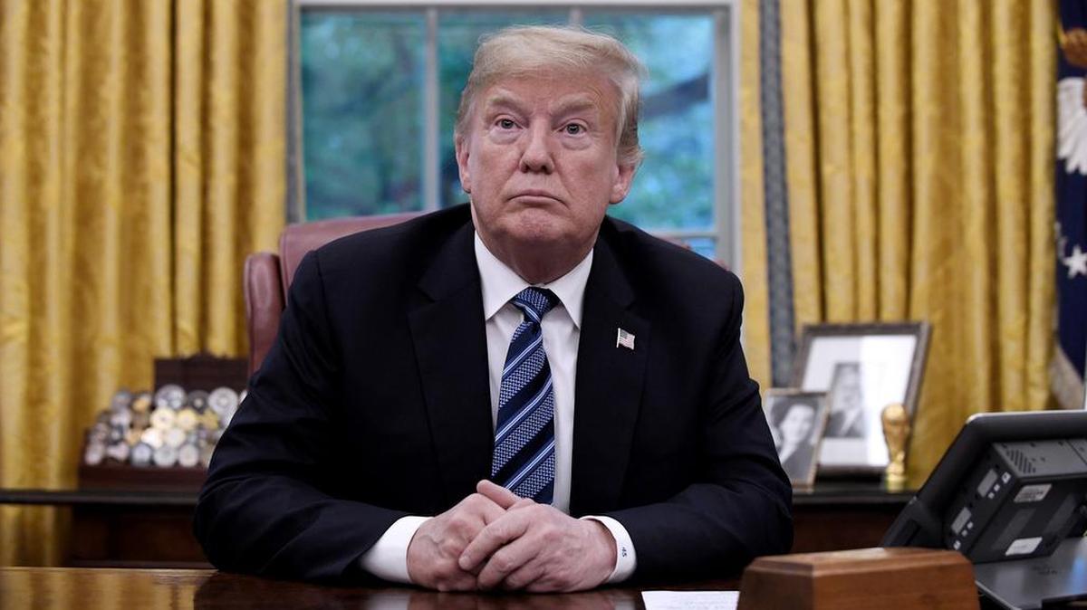 El presidente Donald Trump firmó este miércoles un decreto que permite establecer sanciones a los extranjeros que interfieran en las elecciones estadounidenses.