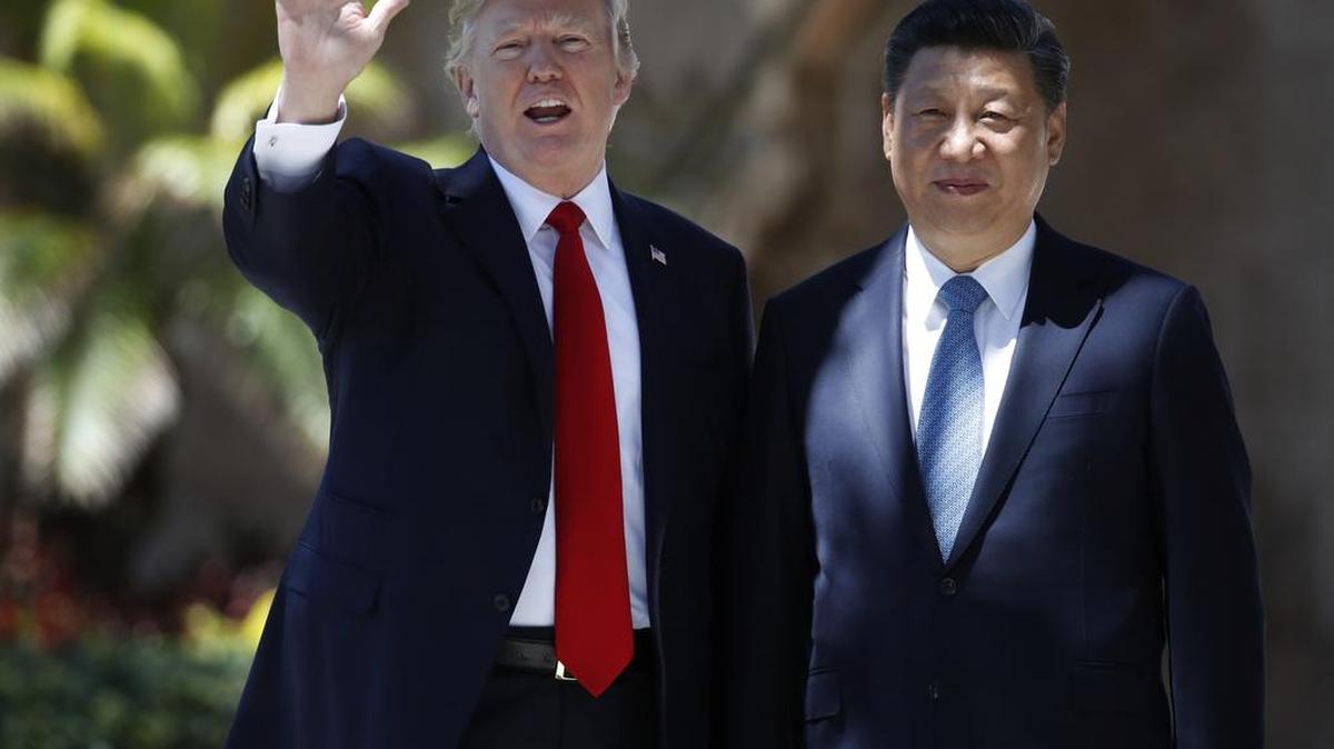 El presidente Donald Trump y el presidente chino Xi Jinping hacen una pausa para fotografías en Mar-a-Lago en Palm Beach, Florida, el 7 de abril del 2017.