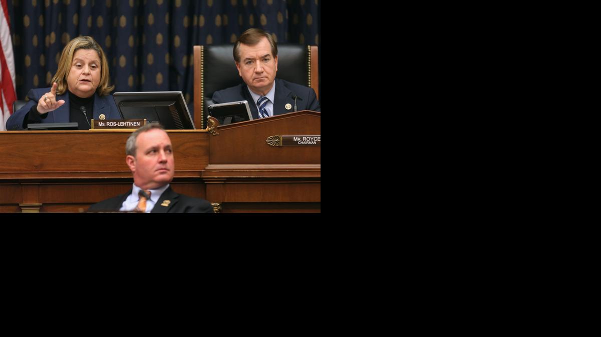 
La congresista republicana Ileana Ros-Lehtinen durante su intervención en la audiencia del Comité de Asuntos Exteriores sobre el restablecimiento de relaciones entre Cuba y EEUU, el miércoles en Washington. Con ella están los representantes Ed Royce (der.) y Jeff Duncan.
