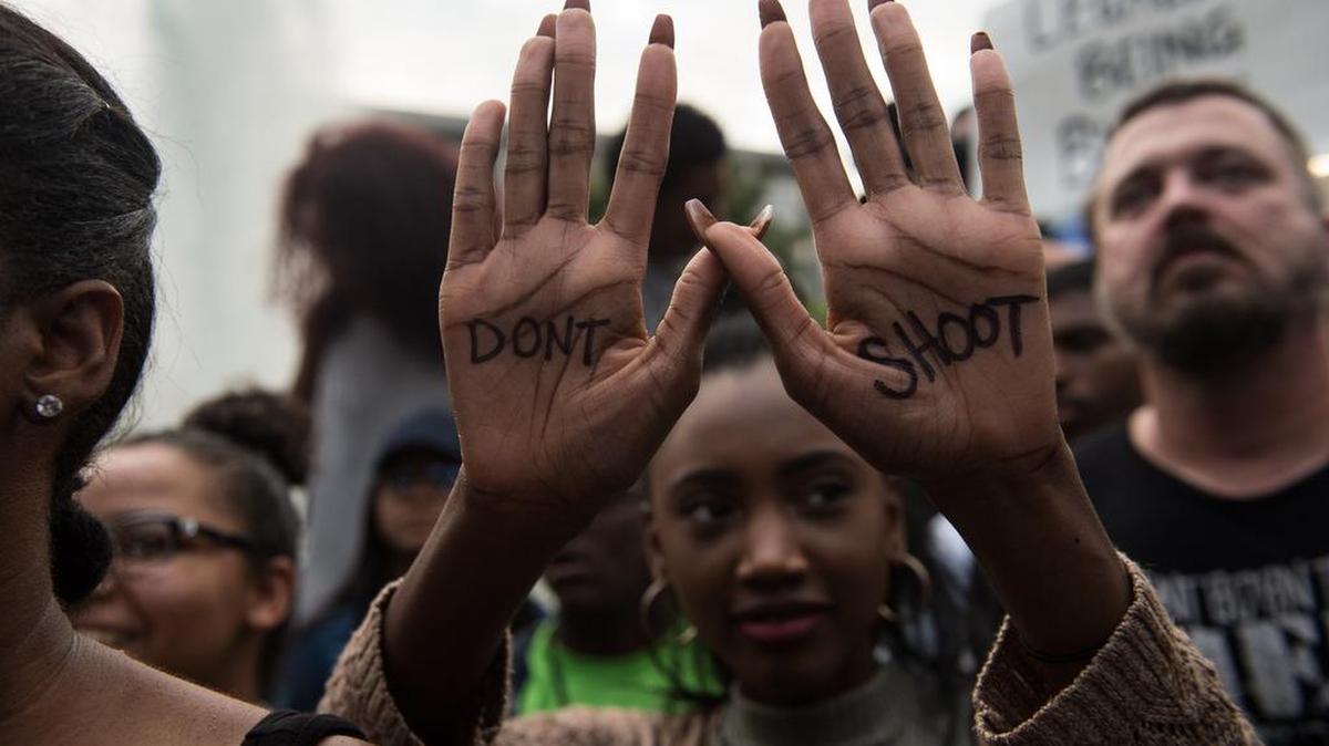 Es la segunda noche de violentas protestas por la muerte a manos de la Policía de Keith Scott, un padre de familia de 43 años.