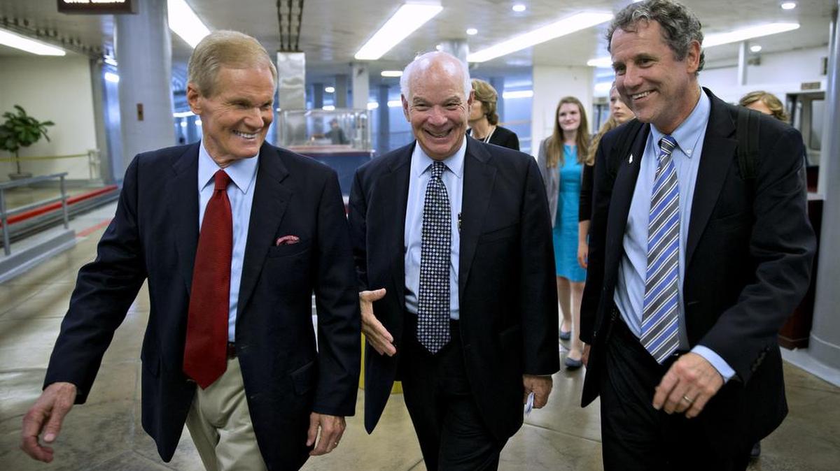 Los senadores Bill Nelson (izq.), Ben Cardin y Sherrod Brown antes de la votación en el pleno del Congreso sobre Puerto Rico.