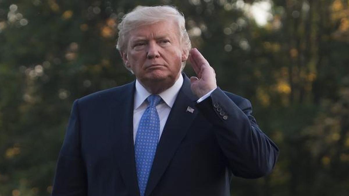 El presidente de los Estados Unidos, Donald Trump camina por los jardines de la Casa Blanca en Washington, DC, el 27 de septiembre de 2017.