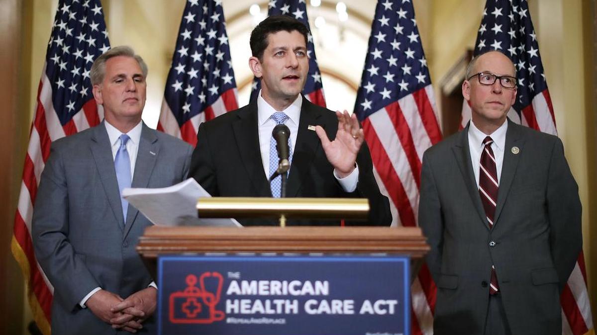 El presidente de la Cámara Paul Ryan (C) toma preguntas de los reporteros sobre la Ley Americana de Cuidado de la Salud durante una conferencia de prensa con el líder de la mayoría de la Cámara Kevin McCarthy (I) y el presidente del Comité de Energía y Comercio de la Cámara, Greg Walden, el 7 de marzo de 2017 en Washington, DC.