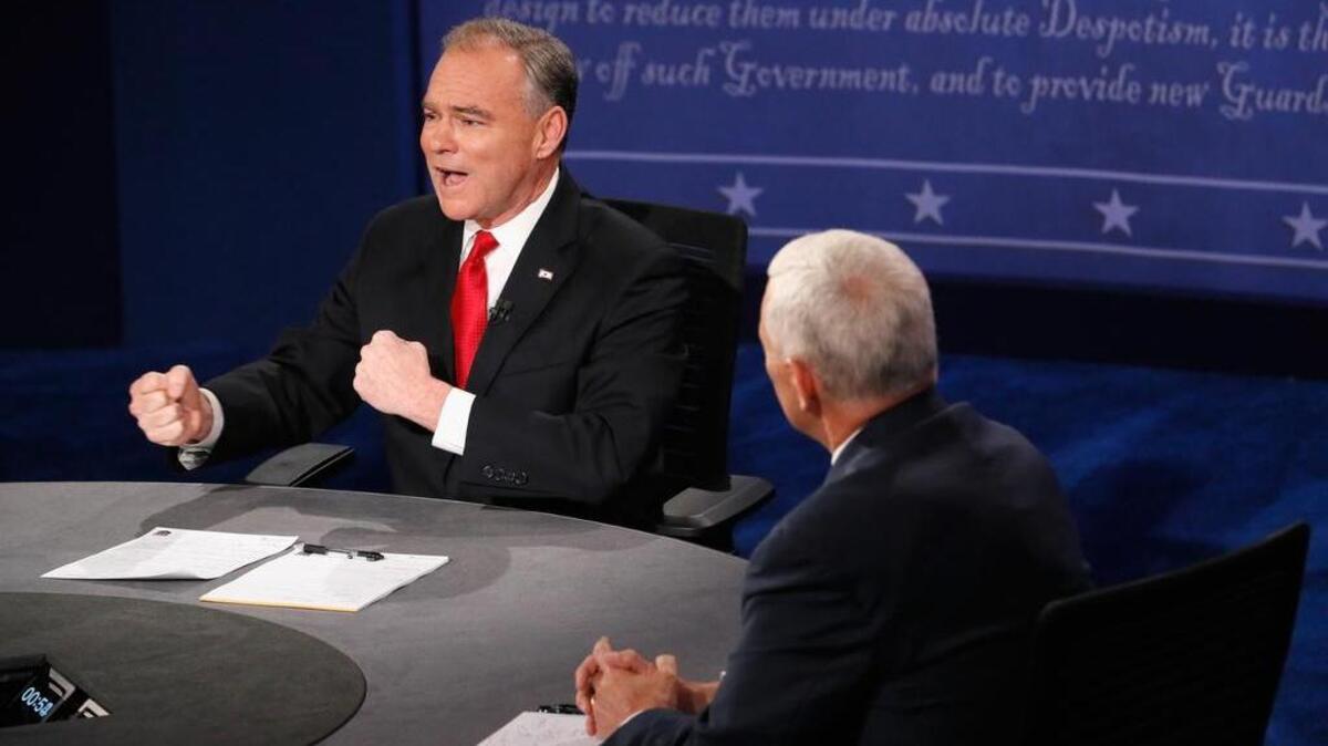 El candidato a la vicepresidencia demócrata Tim Kaine y el republicano candidato a la vicepresidencia Mike Pence durante el debate vicepresidencial en la Universidad de Longwood el 4 de octubre de 2016 Farmville, Virginia. Este es el segundo de cuatro debates durante la temporada de elecciones presidenciales y el único debate entre los candidatos a la vicepresidencia.
