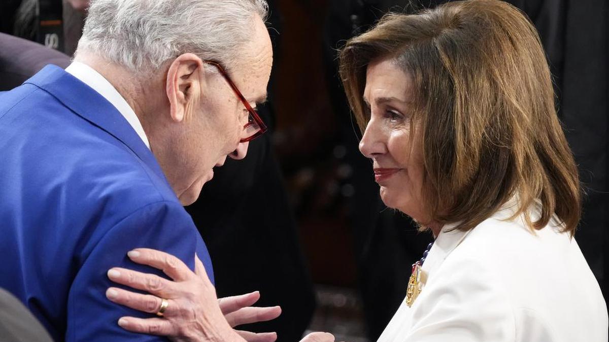 El representante Chuck Schumer (D-NY) y la representante Nancy Pelosi (D-CA) antes de que el presidente Joe Biden pronuncie el discurso sobre el estado de la Unión ante el Congreso en el Capitolio de los Estados Unidos en Washington el 7 de marzo de 2024.