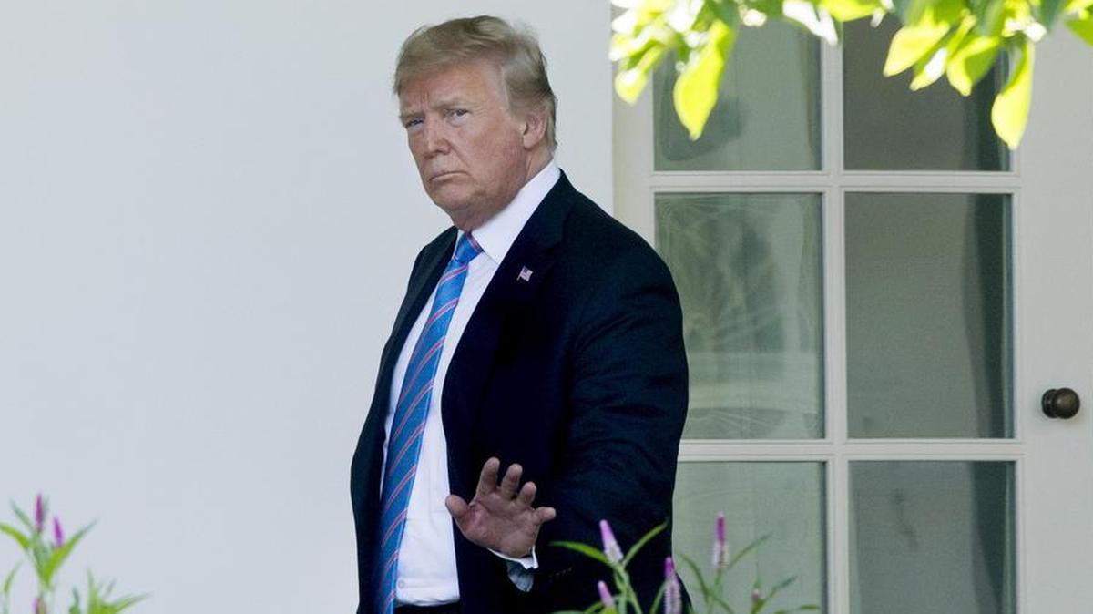  El presidente de los Estados Unidos, Donald J. Trump, caminan en la Columnata de la Casa Blanca tras llegar en el Marine One el miércoles 18 de julio de 2018, en Washington, DC.