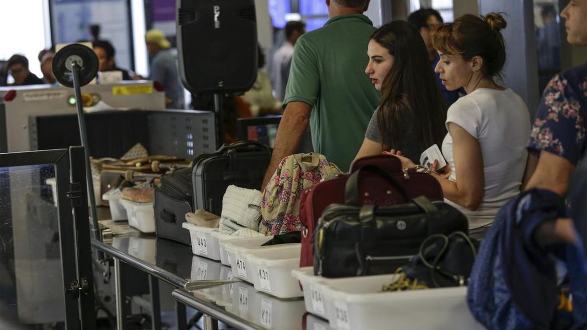 El aumento de las medidas de seguridad en los aeropuertos de EEUU ha dado luz verde a las autoridades para revisar las laptops y otros documentos electrónicos de los pasajeros.