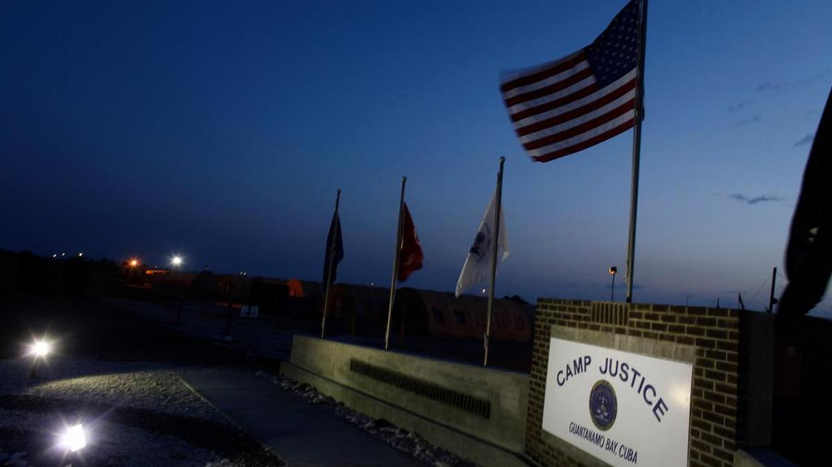 
La Casa Blanca ha asegurado que está ultimando un plan, que presentará al Congreso, para cerrar definitivamente el penal de Guantánamo, un limbo legal creado en 2002 para trasladar a sospechosos de terrorismo islamista. 
