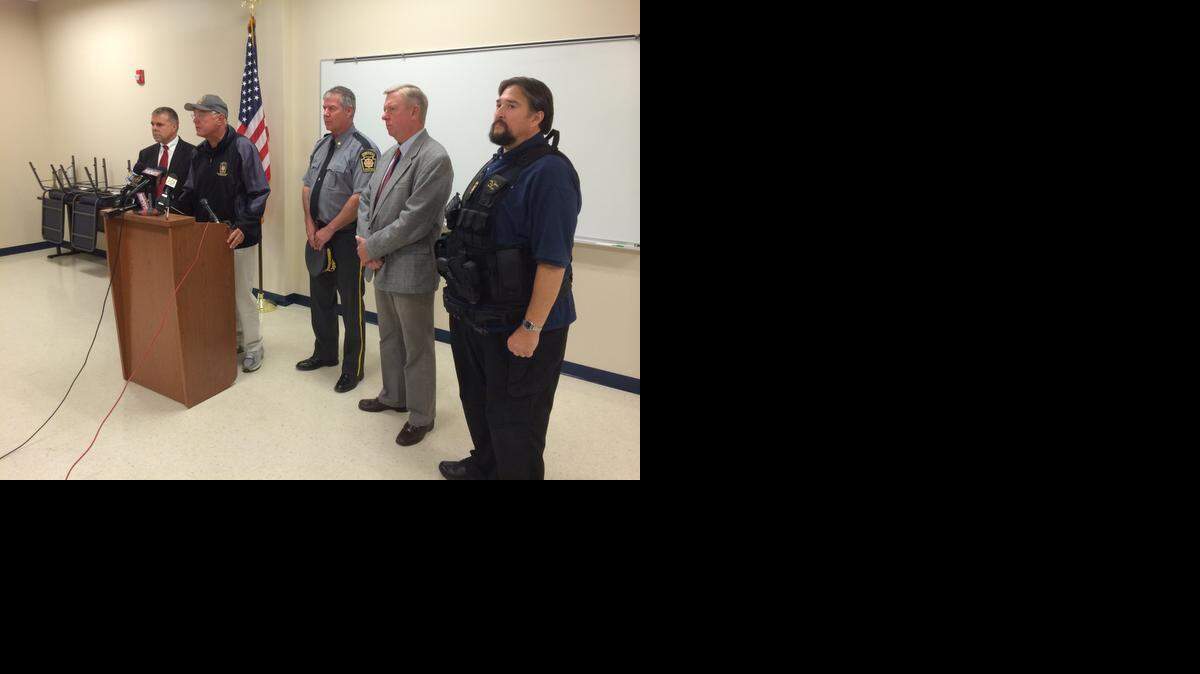 
El comisionado de la policía estatal Frank Noonan, se dirige a los medios de comunicación el 13 de septiembre 2014, tras el tiroteo ocurrido en una estación de la policía estatal en Blooming Grove, Pennsylvania.
