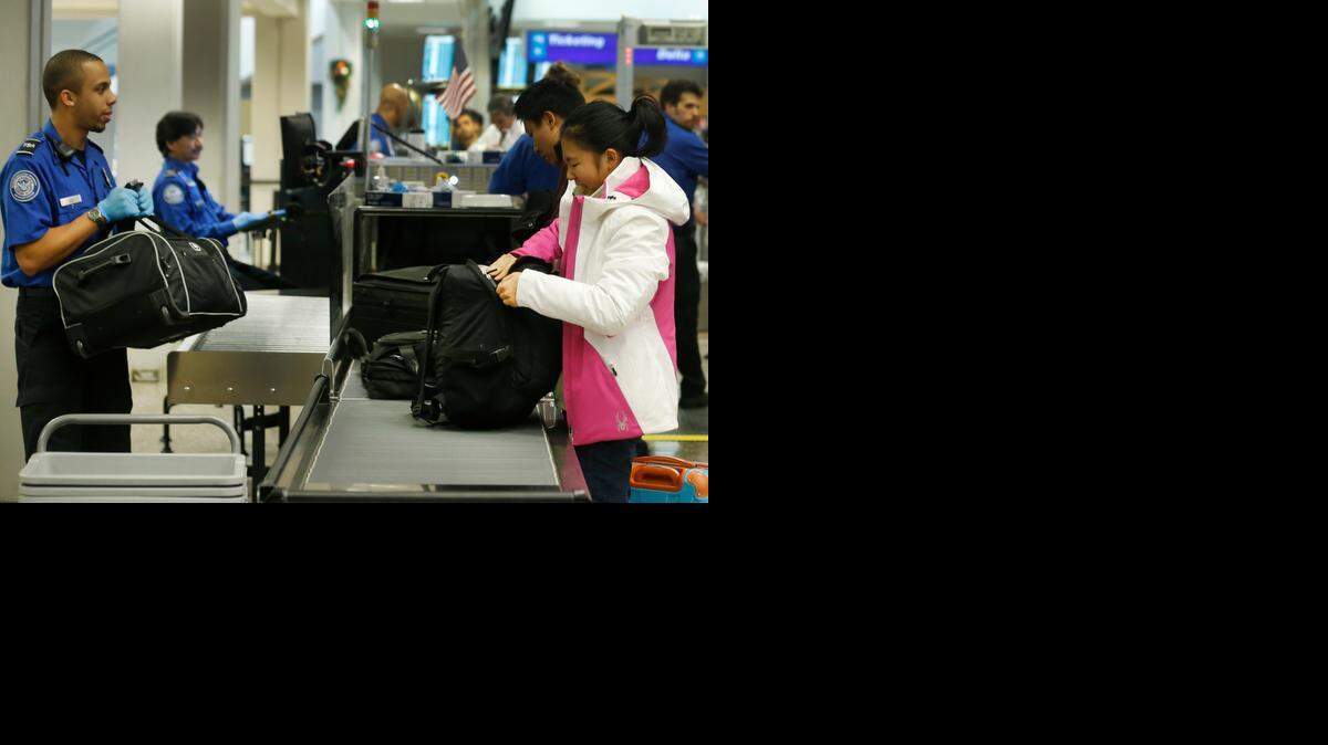 <cutline_leadin>EEUU aumento</cutline_leadin> a raíz de los atentados de París, los registros a pasajeros que vuelan al país, así como las inspecciones de los equipajes.