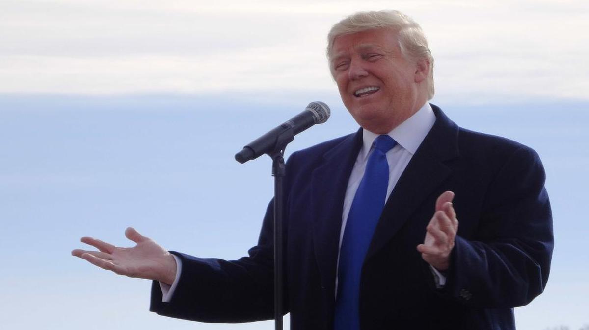 El precandidato republicano a la presidencia, Donald Trump, habla en el Aeropuerto Internacional Dubuque, en Iowa, durante un evento de campaña el 30 de enero del 2016.