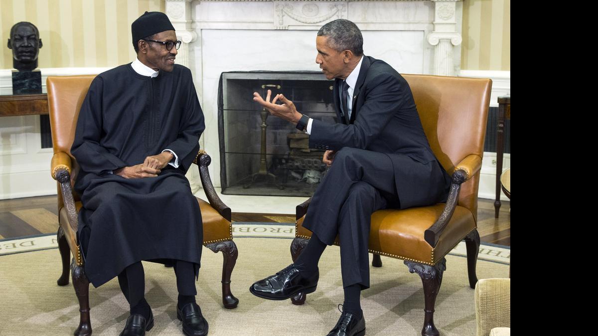 
El presidente Barack Obama (der.) dialoga el lunes con su homólogo nigeriano Muhammadu Buhari en la Oficina Oval de la Casa Blanca.
