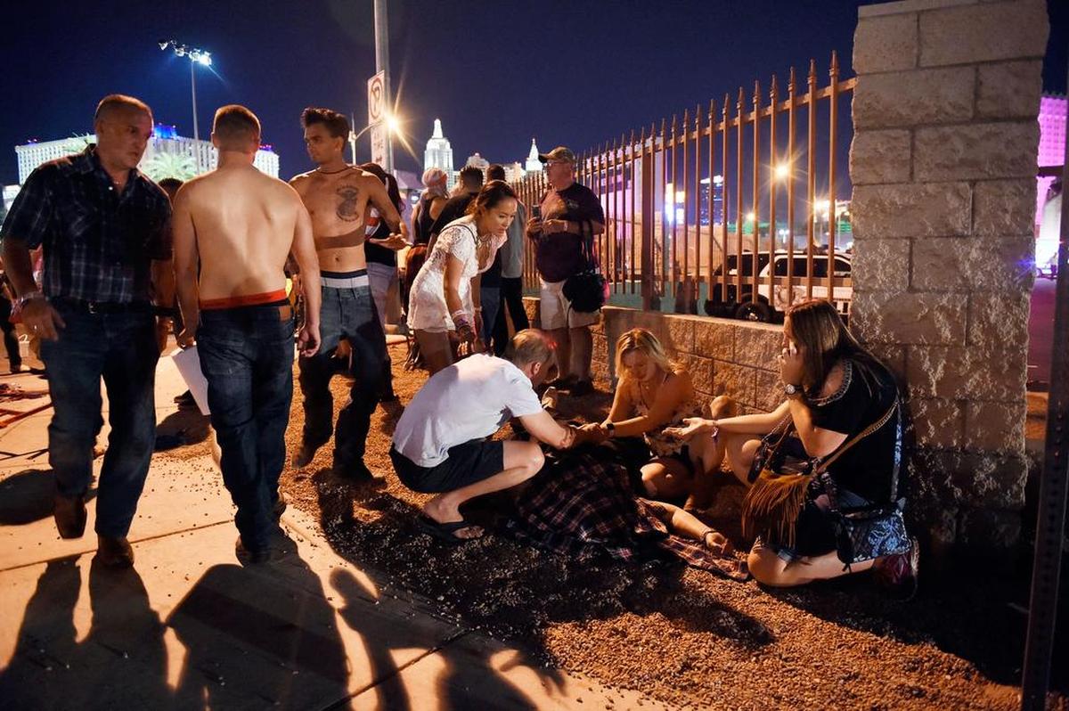 Varias personas lloran junto a uno de los fallecidos en el tiroteo en un festival de música el 1 de octubre de 2017 en Las Vegas, Nevada.
