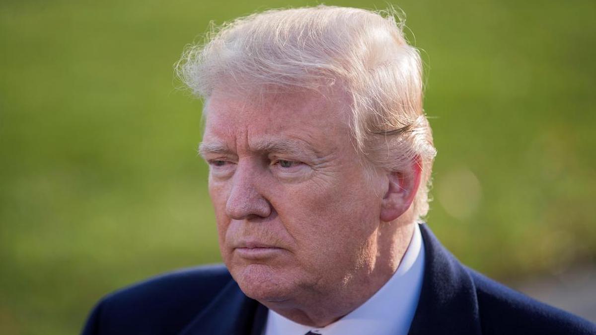 El presidente de los Estados Unidos, Donald J. Trump, habla con los medios de comunicación previo a partir con su familia en el Marine One, el martes 20 de noviembre de 2018, en el jardín sur de la Casa Blanca, en Washington.