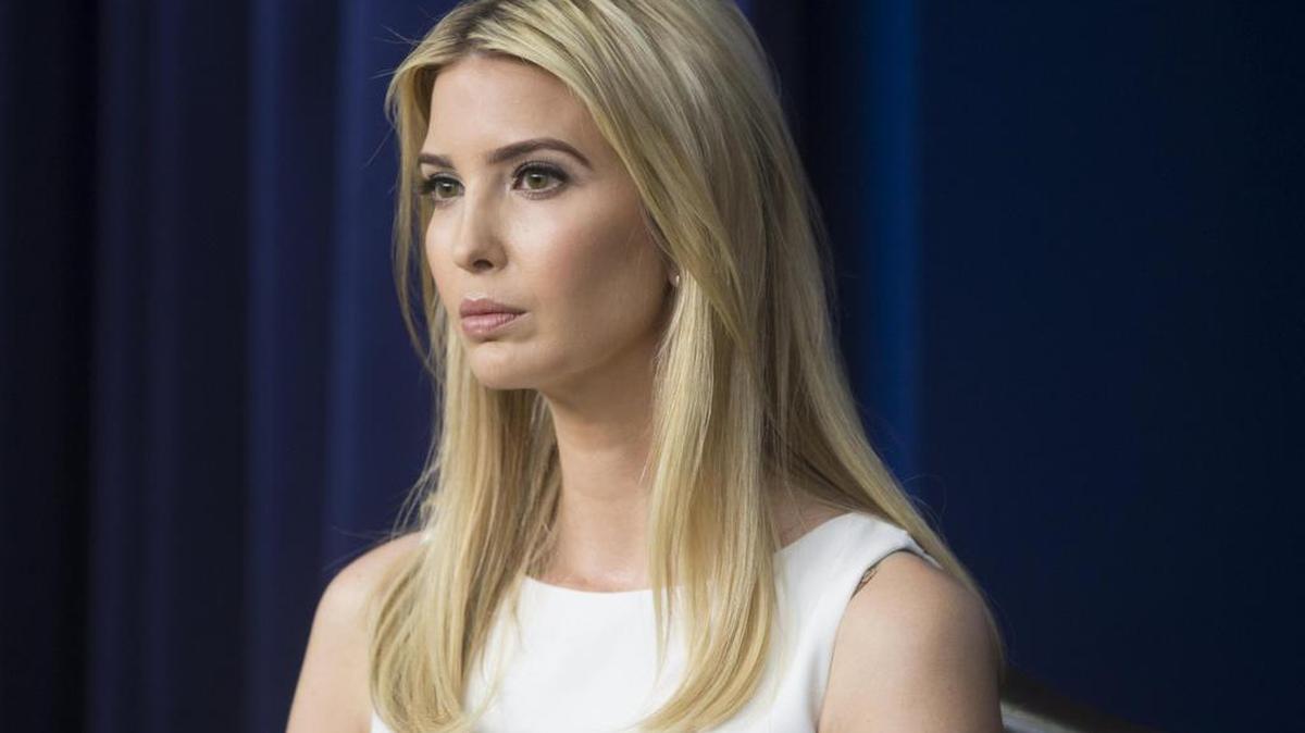 La hija de Donald J. Trump, Ivanka Trump, asiste a una reunión con decenas de líderes empresariales para hablar sobre el clima de negocios en el país y cómo impulsar el crecimiento económico y el empleo en la Casa Blanca, Washington, Estados Unidos, el 4 de abril de 2017.