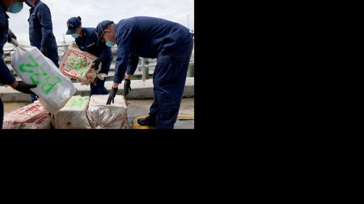 Foto de archivo. Miembros de la Guardia Costera de EEUU manipulan una carga confiscada de cocaína en el Caribe en septiembre del pasado año, valorada en más de $23 millones.


