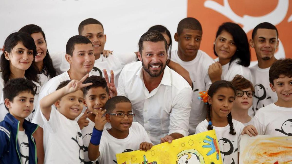 El cantante Ricky Martin posa con varios estudiantes durante la inauguración este lunes 25 de agosto del Centro educativo construido gracias a la aportación de la Fundación Ricky Martin y aliados.