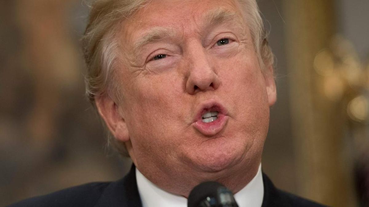 El presidente estadounidense, Donald Trump, habla durante una ceremonia en la Sala Roosevelt de la Casa Blanca en Washington, DC, el 11 de diciembre de 2017.