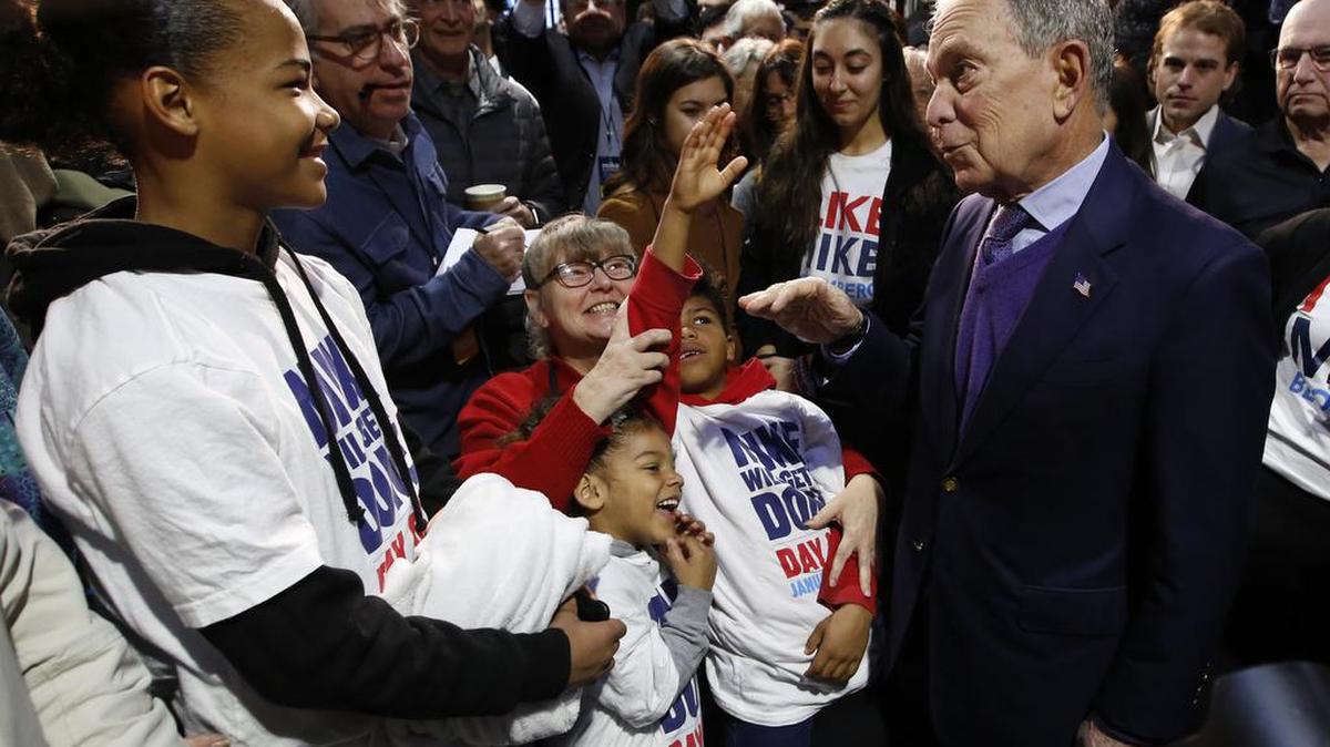 Michael Bloomberg, ex alcalde de Nueva York y precandidato presidencial demócrata (der.), conversa con simpatizantes durante un acto de campaña el lunes en Sacramento, California.