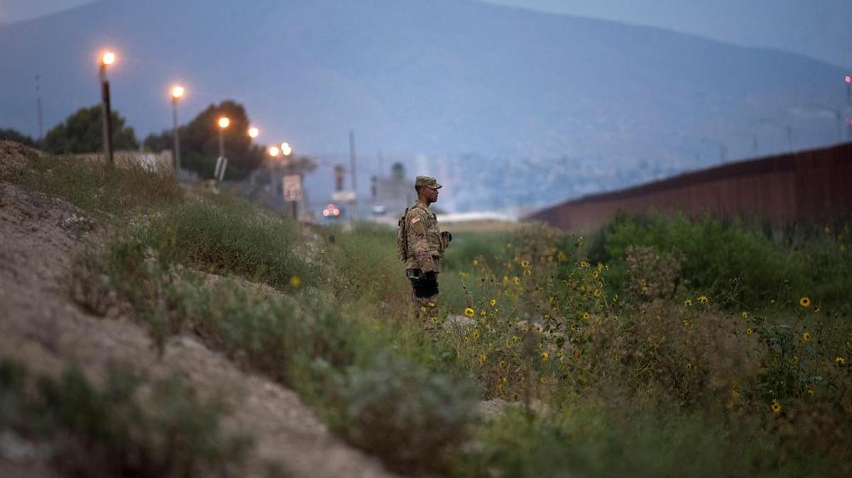 Un militar estadounidense es visto cerca del muro fronterizo entre Estados Unidos por el Puerto de Entrada Otay Mesa, en San Diego el lunes 19 de noviembre de 2018.