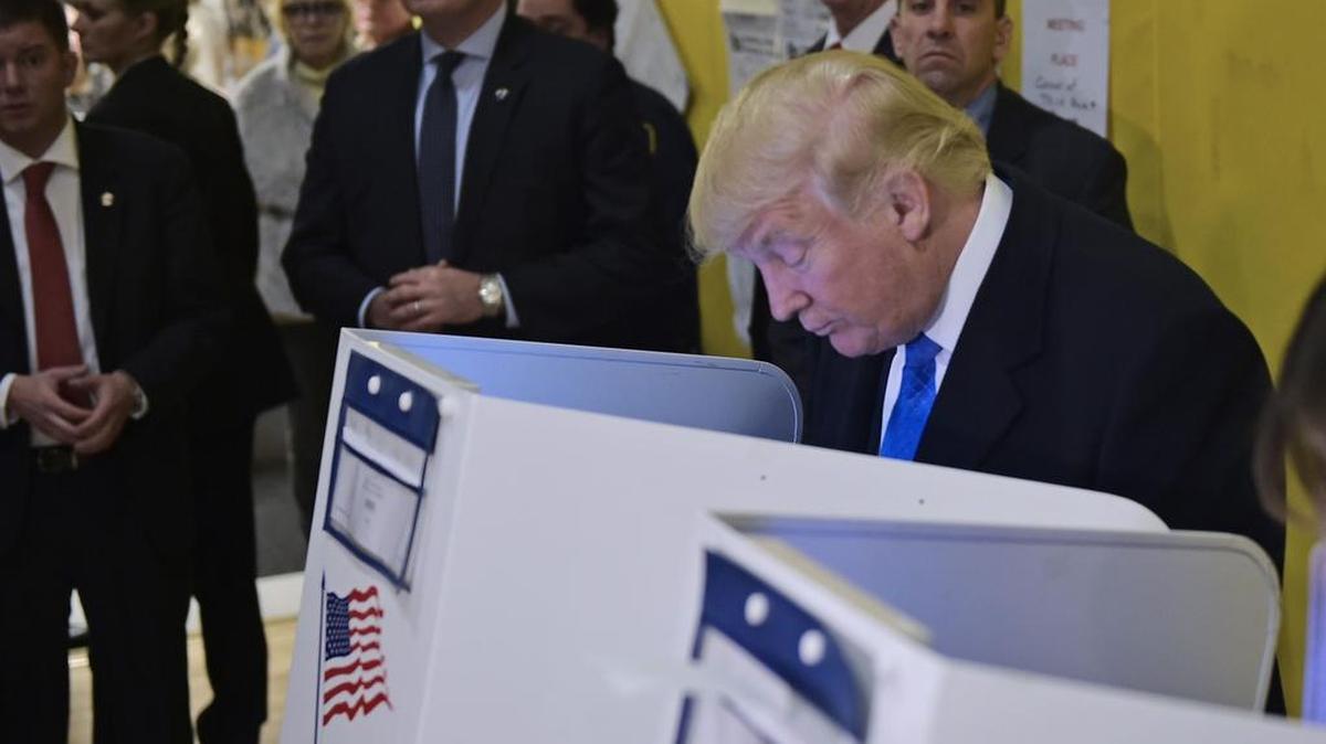 El candidato presidencial republicano Donald Trump llena su papeleta en una mesa de votación en una escuela durante las elecciones presidenciales de 2016 el 8 de noviembre de 2016 en Nueva York.