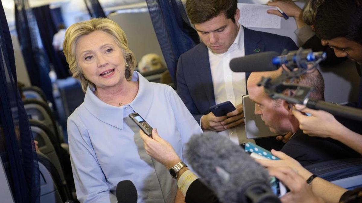 Hillary Clinton en una sesión de preguntas y respuestas de 20 minutos, que podría interpretarse como su primera conferencia de prensa en 275.