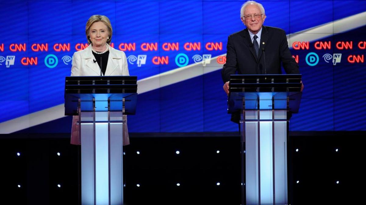 Los candidatos demócratas Hillary Clinton y Bernie Sanders se dispararon con munición gruesa este jueves en Nueva York en un debate presidencial con mucho en juego.
