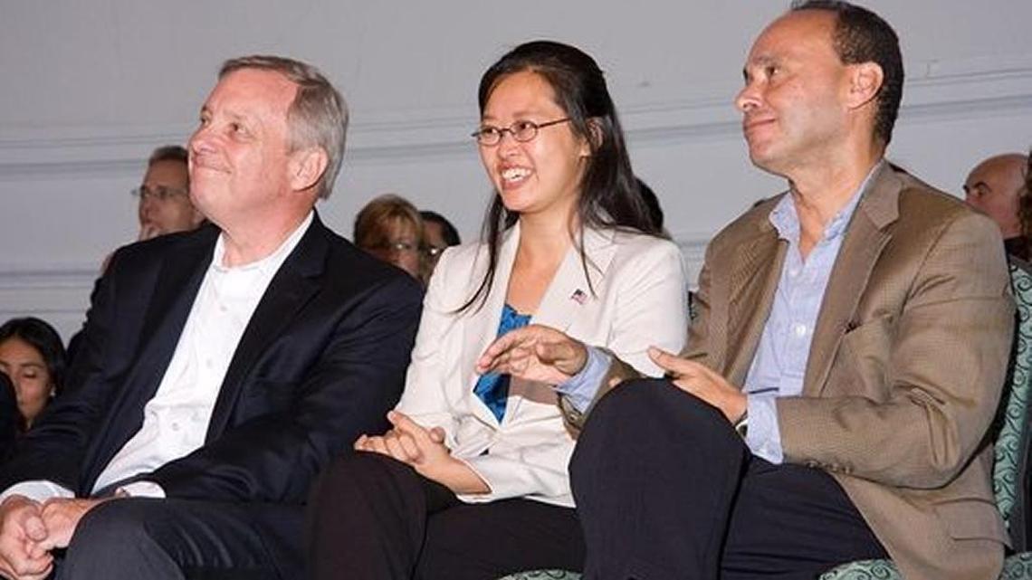 A la izquierda, el senador Richard Durbin (D-IL), Tereza Lee y el Representante Luis Gutiérrez (D-IL).