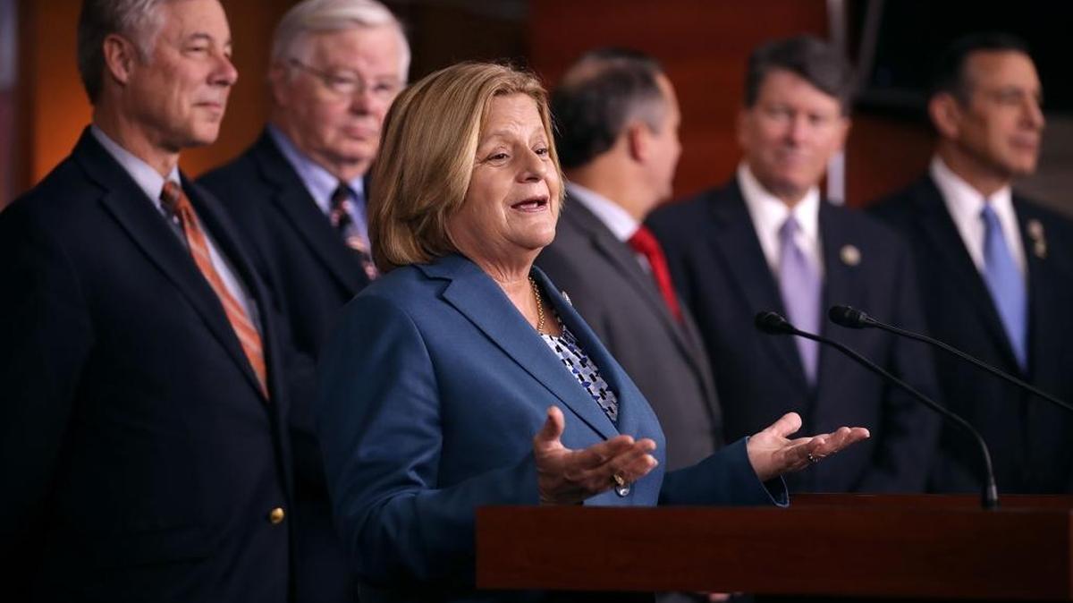 La representante republicana Ileana Ros-Lehtinen, junto a varios colegas, habla en una confrencia deprensa sobre el programa DACA, este jueves en el Capitolio.