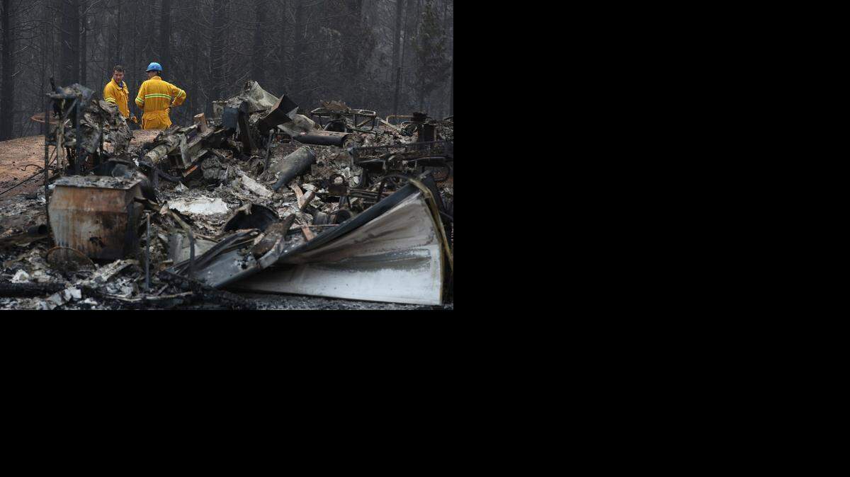 
Funcionarios inspeccionan una estructura totalmente destruida por el fuego cerca de Pollock Pines, California. El incendio ha afecgtado unas 12 viviendas en una zona forestal al este de Sacramento y ha consumido más de 76,000 acres.


