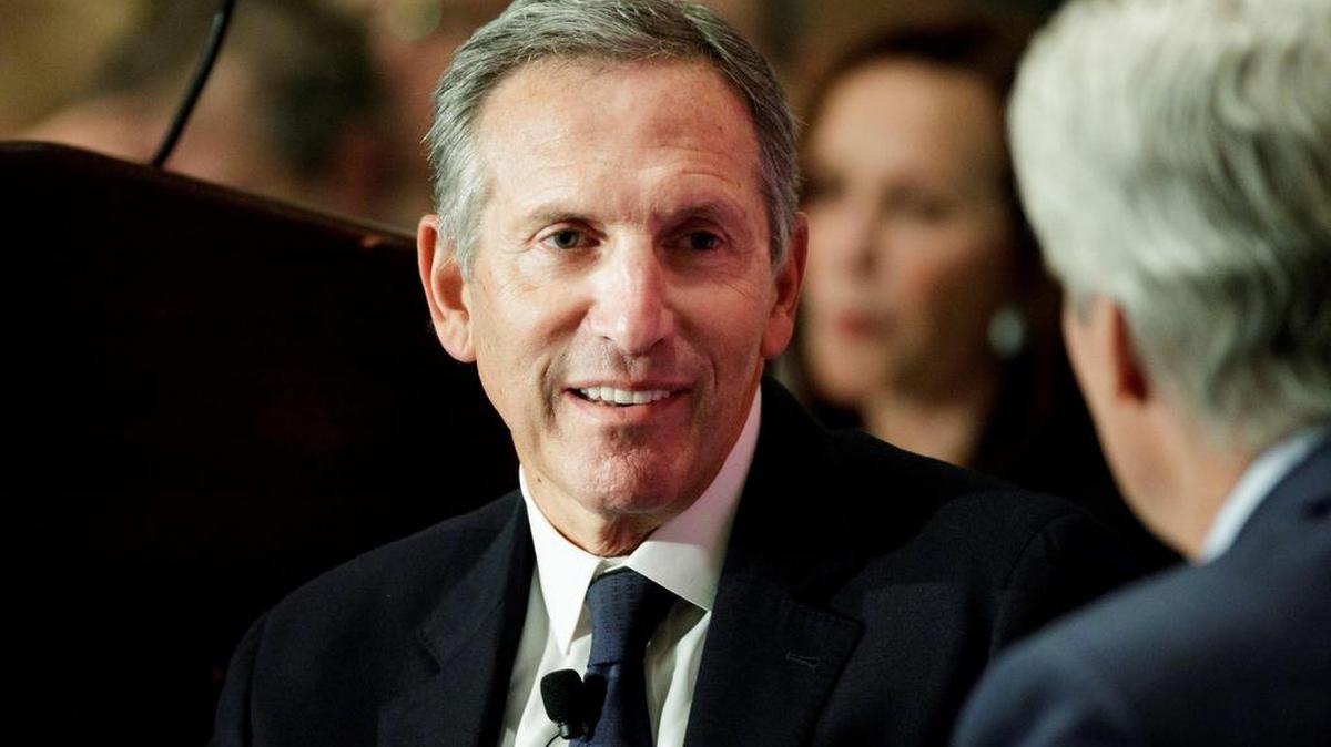 Fotografía de archivo realizada el 24 de mayo de 2017 que muestra al entonces presidente de Starbucks, Howard Schultz, durante un evento en Nueva York (Estados Unidos).