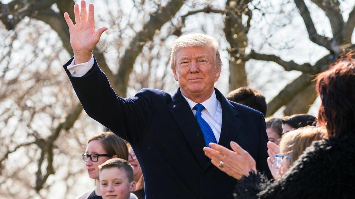 El presidente estadounidense, Donald Trump, se dirige a los participantes de "Marcha por la vida" y líderes "Pro-Vida" por teleconferencia desde el Jardín Rose de la Casa Blanca, en Washington DC el 19 de enero de 2018.