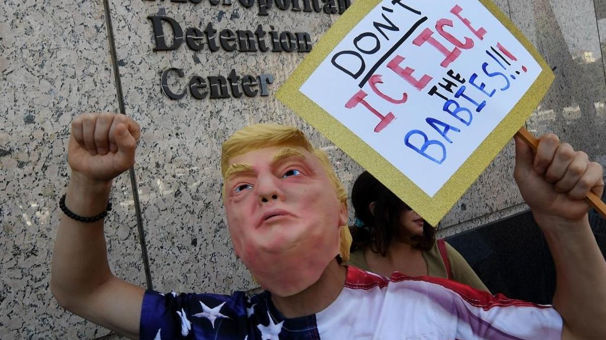 Fotografía de archivo de una marcha en Los Angeles, California, contra la separación de familias inmigrantes que fueron separadas al cruzar la frontera entre México y Estados Unidos