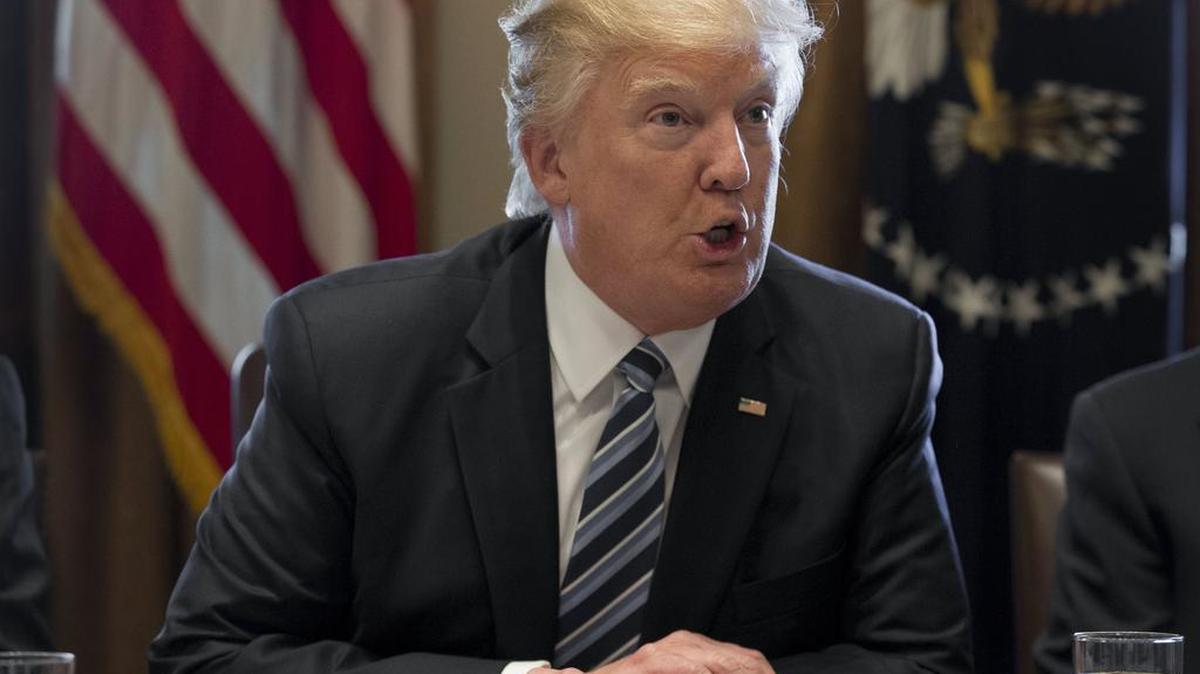 El presidente estadounidense, Donald Trump durante la primera reunión con su gabinete ministerial desde que llegó al poder en enero, en el que confió que sea un encuentro "histórico" pese a tener aún cuatro asientos vacíos por la lentitud del Senado en confirmar a sus nominados.