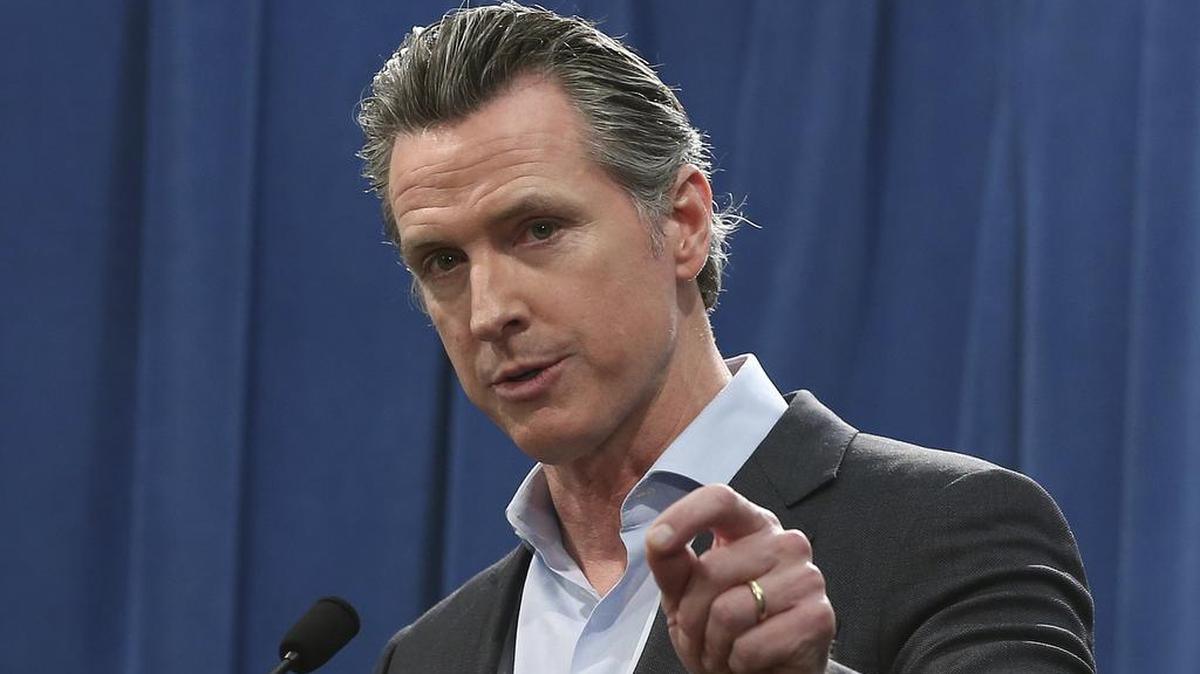 En esta foto de archivo del lunes 11 de febrero de 2019, el gobernador Gavin Newsom responde preguntas en una conferencia de prensa en el Capitolio en Sacramento, California.