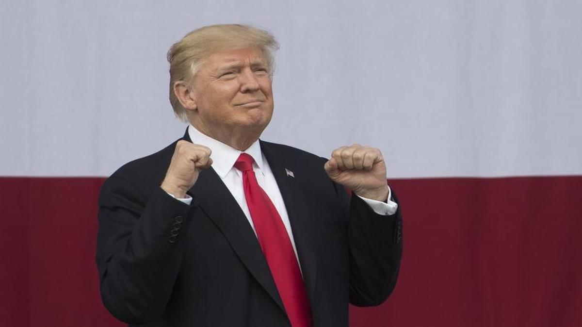 El presidente de Estados Unidos Donald Trump gesticula durante el National Boy Scout Jamboree en la Cumbre Bechtel National Scout Reserve en Glen Jean, Virginia Occidental, 24 de julio de 2017.