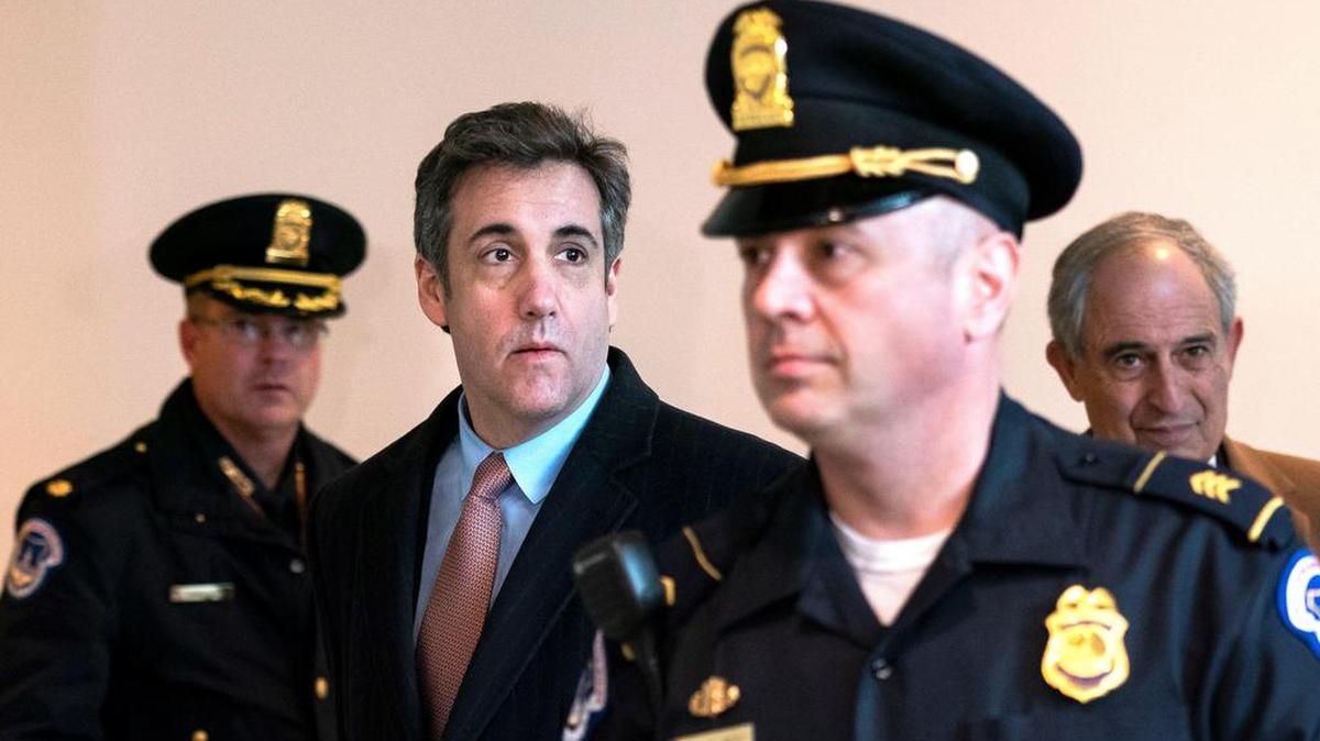 Michael Cohen (2-izq), exabogado personal del presidente de EEUU, Donald Trump, llega para testificar ante el Comité Permanente de Inteligencia de la Cámara este miércoles en el Capitolio, en Washington DC (Estados Unidos).