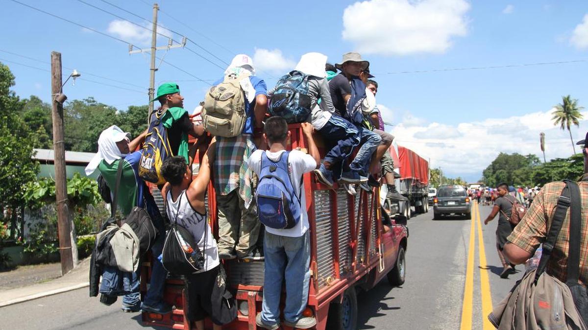Migrantes hondureños caminan hacia la ciudad de Tapachula, trayecto obligado rumbo a su objetivo, Estados Unidos el domingo 21 de octubre de 2018, tras haber logrado instalarse en Ciudad Cuauhtémoc, en el estado de Chiapas (México), luego de derribar la valla de acero de la línea fronteriza entre Guatemala y México.