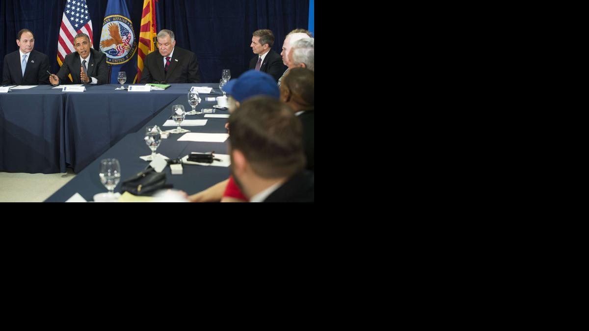 <cutline_leadin>Obama y</cutline_leadin> el secretario de Asuntos de Veteranos, Robert McDonald (izq.), participaron en Phoenix, Arizona, en una mesa redonda con excombatientes, empleados del VA y miembros del Congreso.