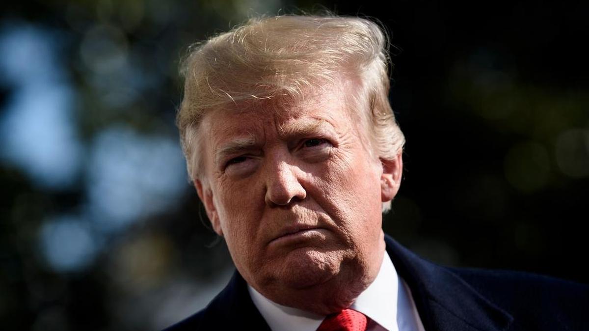 El presidente de los Estados Unidos, Donald Trump, habla con los reporteros antes de caminar hacia Marine One en South Lawn de la Casa Blanca, el 29 de noviembre de 2018 en Washington, DC.