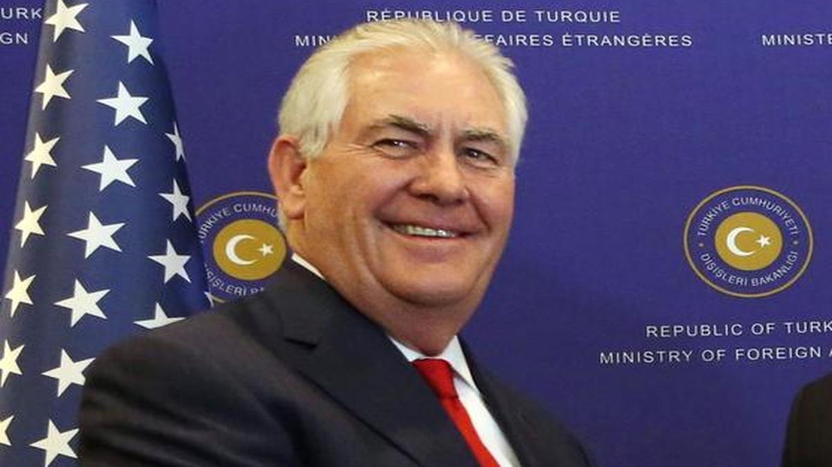 El secretario de Estado norteamericano, Rex Tillerson saluda ministro de Asuntos Exteriores turco, Mevlut Cavusoglu durante su reunión en Ankara (Turquía), el 30 de marzo de 2017.