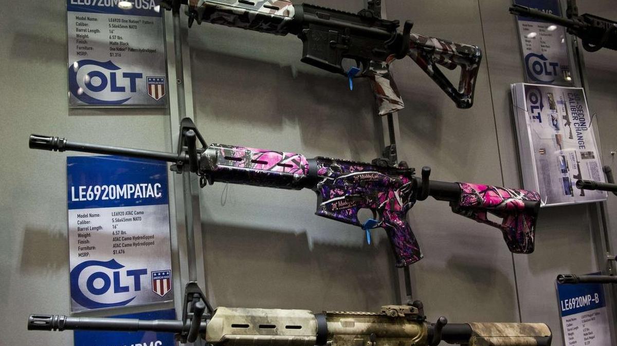 Armas de asalto o semiautomáticas en una convención de la Asociación Nacional del Rifle (NRA, por sus siglas en inglés), en 2014 en Indianapolis, Indiana.