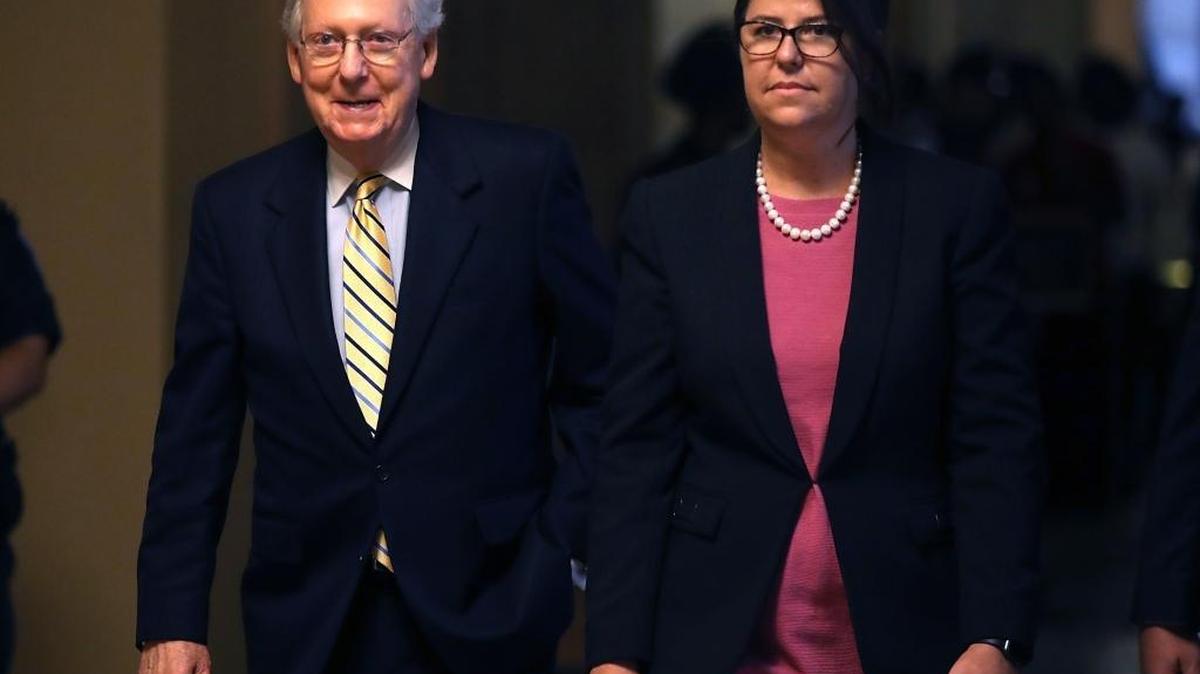 El líder de la mayoría en el Senado, Mitch McConnell, se dirige a la reunión en el Capitolio para la votación con relación a la ley de Cuidado de Salud Asequible (Obamacare) el 25 de julio, en Washington, DC.