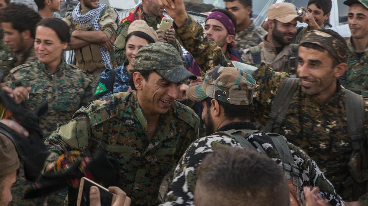 Fuerzas rebeldes sirias apoyadas por EEUU celebran la derrota del Estado Islámico en la ciudad de Raqa, Siria, el 20 de octubre de 2017.