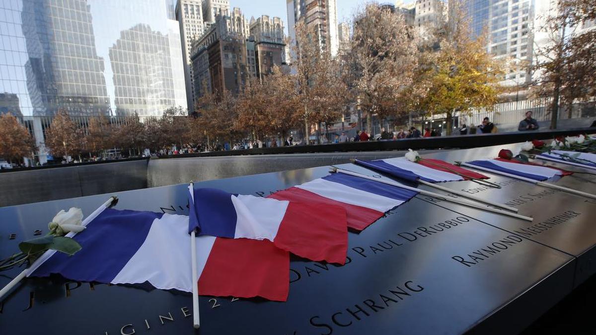 Banderas francesas en el Memorial del 9/11 durante un homenaje el lunes en Nueva York a las víctimas de los atentados en París.